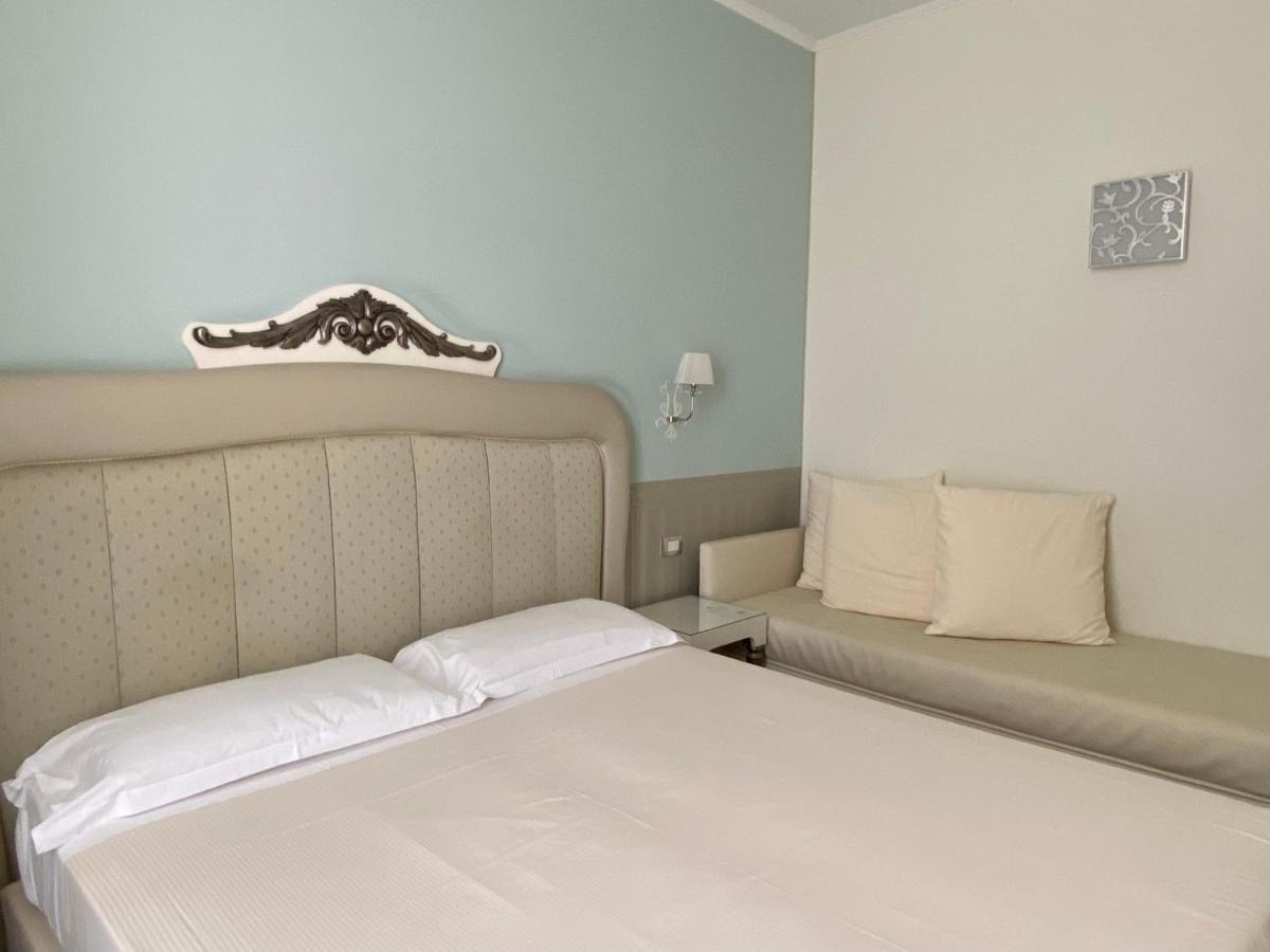 Jr Hotels Oriente Bari Bagian luar foto